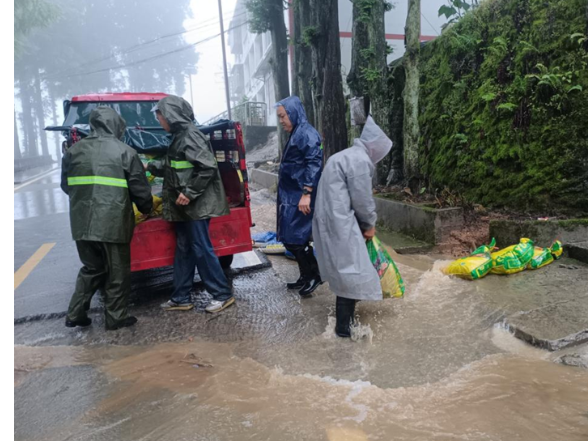 防汛抗灾进行时 | 石门东山峰管理区：暴雨逆行守一线 排查清淤护民安