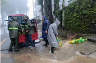 防汛抗灾进行时 | 石门东山峰管理区：暴雨逆行守一线 排查清淤护民安