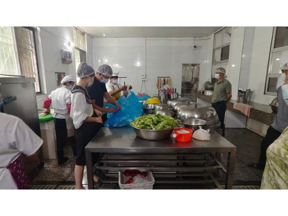 湘佳牧业厨师团队走进水田中学指导烹饪