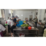 湘佳牧业厨师团队走进水田中学指导烹饪
