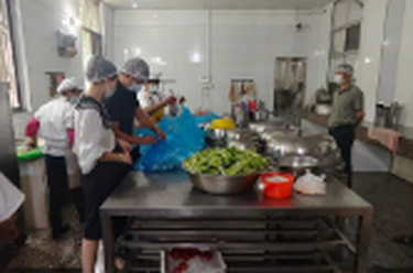 湘佳牧业厨师团队走进水田中学指导烹饪