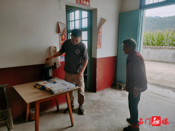 磨市镇：开展“七一”走访慰问活动