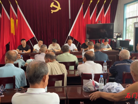 皂市镇十坪村：开展“八一”慰问活动
