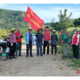楚江街道红土社区：清理道路杂草 美化人居环境