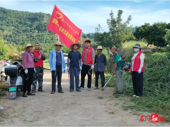 楚江街道红土社区：清理道路杂草 美化人居环境