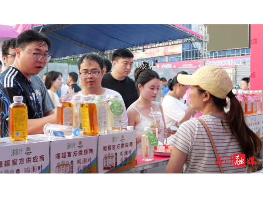 高山好茶“闯赛场” 延伸链条兴产业  ——“湘叶”茶饮石门红茶、石门银峰首次亮相湘超赛场