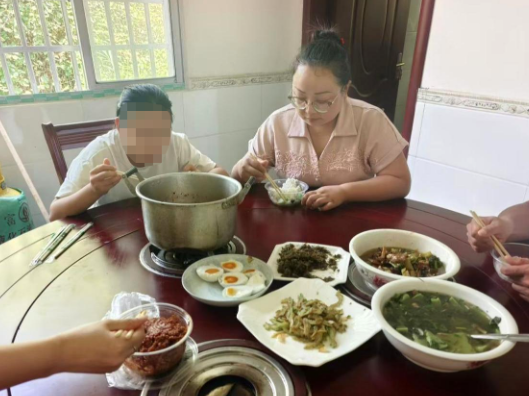 磨市镇清泥溪村：暖心护航高考路 倾情关爱困境学子
