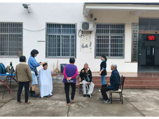 白云镇竹巷口村：爱心义剪暖人心 党群阵地连民心