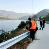 新关镇：安装防护栏，筑牢安全网