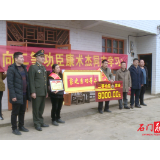 县人武部为立功受奖现役军人家属送"喜报"