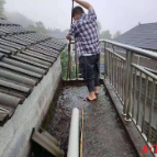 磨市镇：我为群众办实事-为留守老人疏通落水管