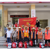 宝峰街道竹园塔社区:关爱保洁员 夏日送清凉