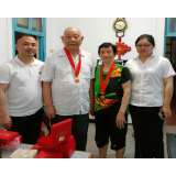 县工信局走访慰问部分老党员