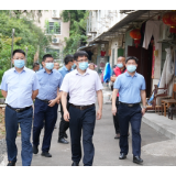 邓碧波现场调度城镇老旧小区改造工作