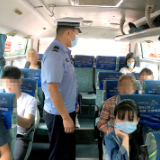 石门交警:铁腕整治“顽疾” 客车超员被查