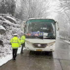 县公安局交警大队:凛凛风雪虐山城 全警上路保畅行