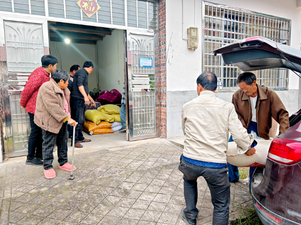 皂市镇白沙渡村：送猪送技术 助监测户增收