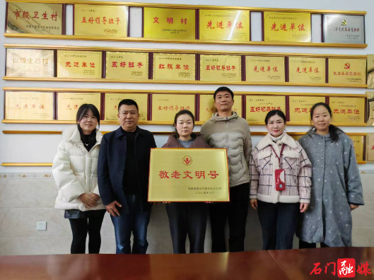 凝聚桑榆情，彰显大爱风——县民政局为全国敬老先进授牌