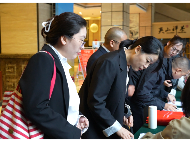  参加政协石门县第十一届委员会第一次会议的政协委员陆续报到