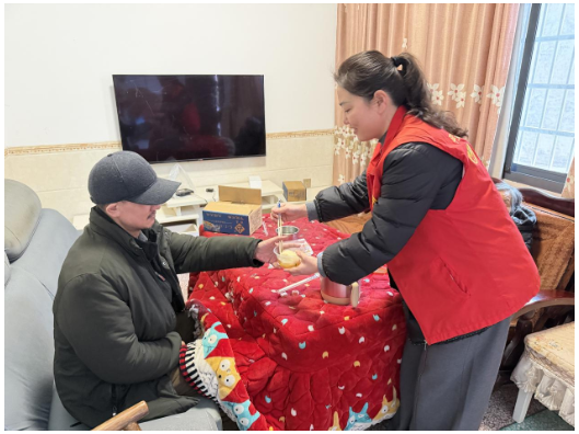 永兴街道永固社区：元宵送汤圆 情暖独居老人