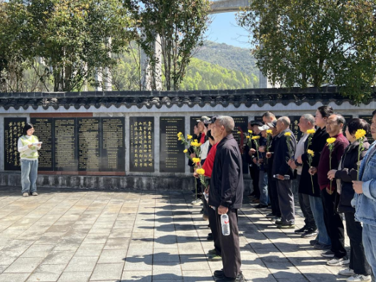 太平镇苦竹坪社区：开展祭扫缅怀活动