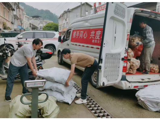 【防汛抗灾进行时】磨市镇：岩板滩社区居民捐物驰援灾区暖人心