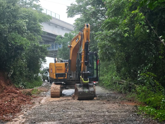 【防汛抗灾进行时】维新镇：全力处置暴雨道路险情