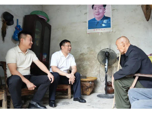  李长春开展“七一”走访慰问活动