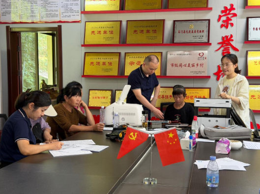 县人社局：为受灾村落开展社保卡补换便民服务