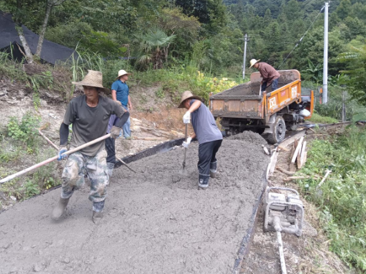 壶瓶山镇大京竹村：步道动工启新景 干群同心惠民生