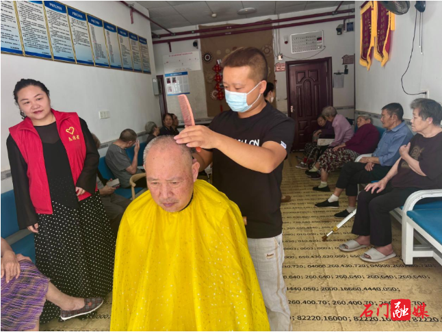 永兴街道杨二汊社区： 爱心义剪暖人心 志愿服务传温情