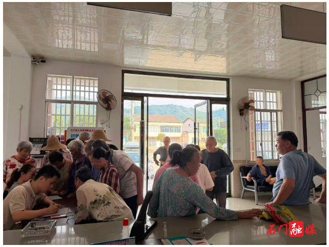 新铺镇：良种下乡暖民心 护航秋冬种保丰收
