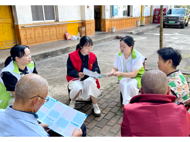 夹山镇：开展医保政策入户宣讲 