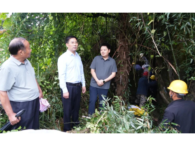 李长春督导溶洞天坑垃圾清理整治工作