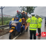 摩托车违法载10人 及时查处消隐患 ——常德石门县一辆三轮摩托车违法载人被查处