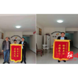 拾金不昧暖人心 三千现金银行卡证归失主