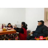 宝峰街道中渡社区：年检上门“一对一”  志愿服务暧民心