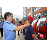 石门县开展警保合作进快递公司送安全头盔暨交通安全宣讲活动