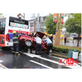 石门：抢灯“漂移”追尾公交  醉驾“携弹”险象环生