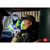 石门：春运第一天 交警护航忙