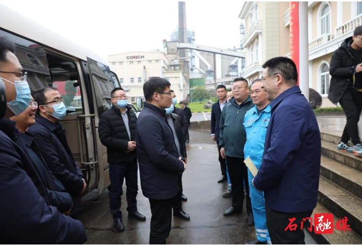 邓碧波率县四大家领导走访慰问重点工业企业