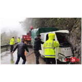 石门：雪天侧滑酿成事故 交警紧急救援暖人心