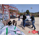 三圣乡：助春耕送化肥 办实事暖民心