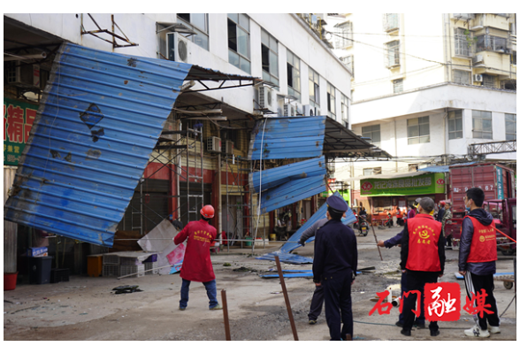 县城管执法局：重拳出击拆违建  铁腕治理助创城