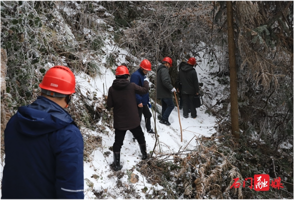 石门：破冰踏雪保供电 “电骡子”照亮寒冬