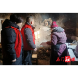 皂市镇：开展“敲门见面送平安”宣传活动
