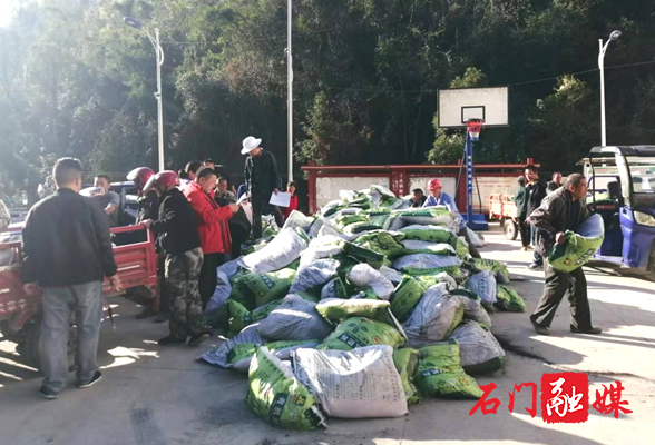 子良镇新道湾村：春耕正当时 帮扶润沃野