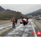 太平镇：闻“雪”而动 除冰保畅护民安