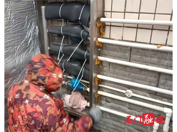 县自来水：寒潮来袭护民生 水表“穿衣戴帽”筑牢防冻防线