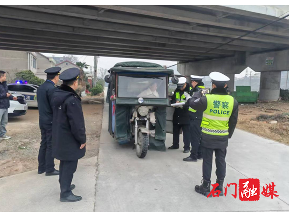 新关镇：“戴盔行动”全域发力  多方联动筑牢“安全墙”